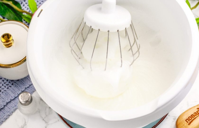 1. Этап. Меренга с шоколадом: Влейте белки в сухую емкость для миксера или кухонного комбайна, всыпьте соль и взбейте 2-3 минуты на самой высокой скорости техники.