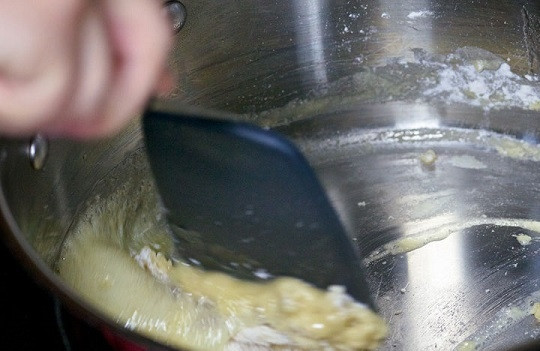 1. Этап. Суп-пюре с курицей: 9. Помешивая, обжарьте несколько минут.