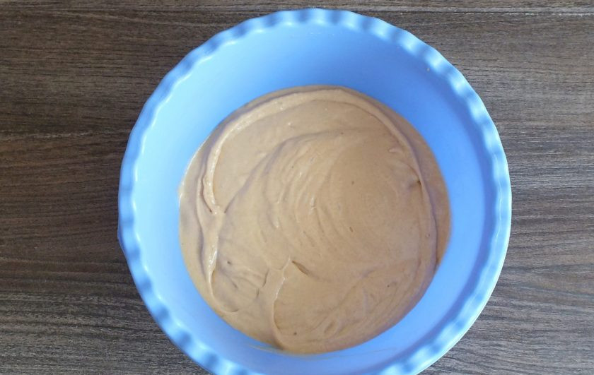 1. Этап. Мороженое из банана и сгущенки: Содержимое чаши взбейте миксером в течение 2-3 минут. Масса должна получиться пышной и воздушной, допускается лёгкая тягучесть.