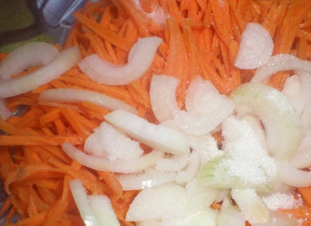 1. Этап. Хе из говядины: Лук порежьте полукольцами.