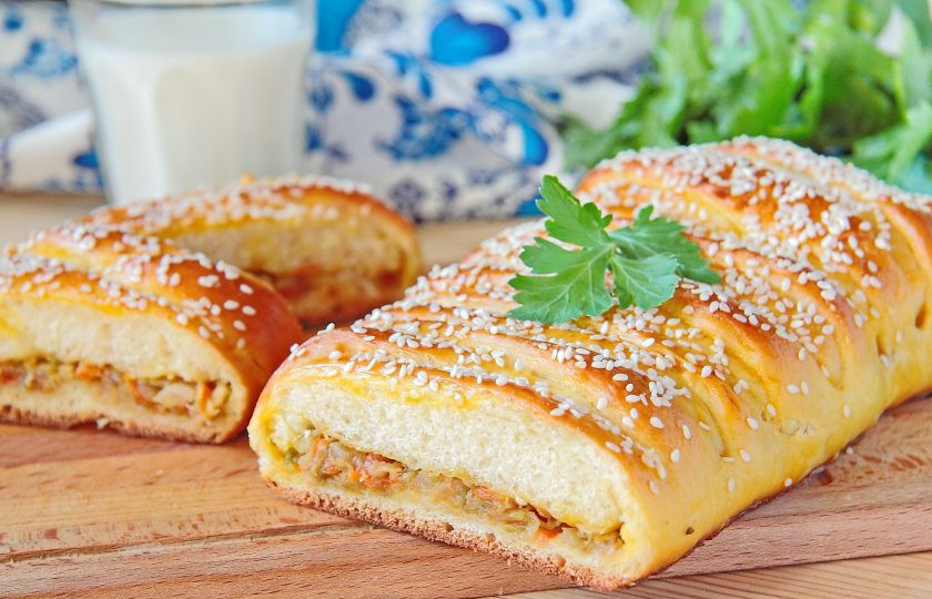 1. Этап. Кулебяка с капустой: Вкусная, ароматная и румяная кулебяка с капустой готова! Приятного аппетита!