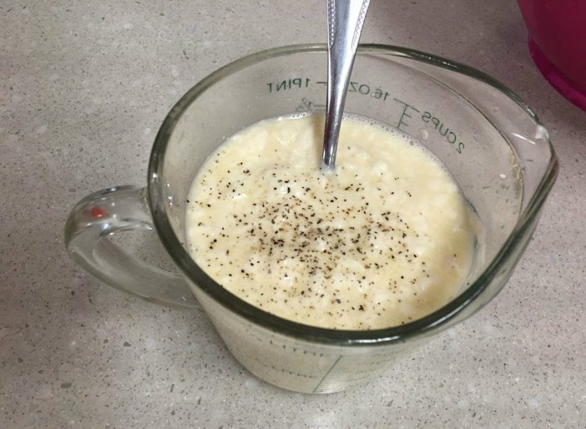 1. Этап. Салат с вареной колбасой: 6. Для заправки: сливки смешиваю с ананасовым соком (1/2 стакана), немного солю и перчу, хорошенько перемешиваю.