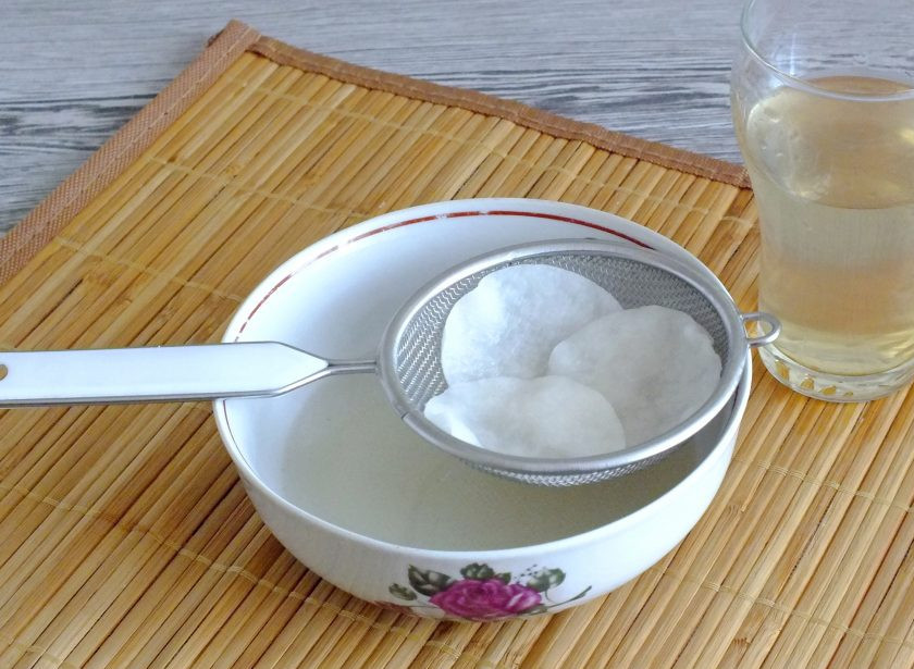 1. Этап. Грушевый ликёр в домашних условиях: Через указанное время достаньте тару с напитком. На дне будет осадок. Подготовьте чашу и сито. Сито застелите ватными дисками или марлей, проложенную ватой. Процедите ликёр. Наливайте маленькими порциями, чтобы осадок не попал в процеженную часть. После разлейте по бутылкам.