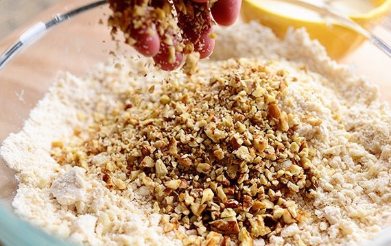 1. Этап. Овсяные британские сконы: 2. Добавьте измельченный пекан.