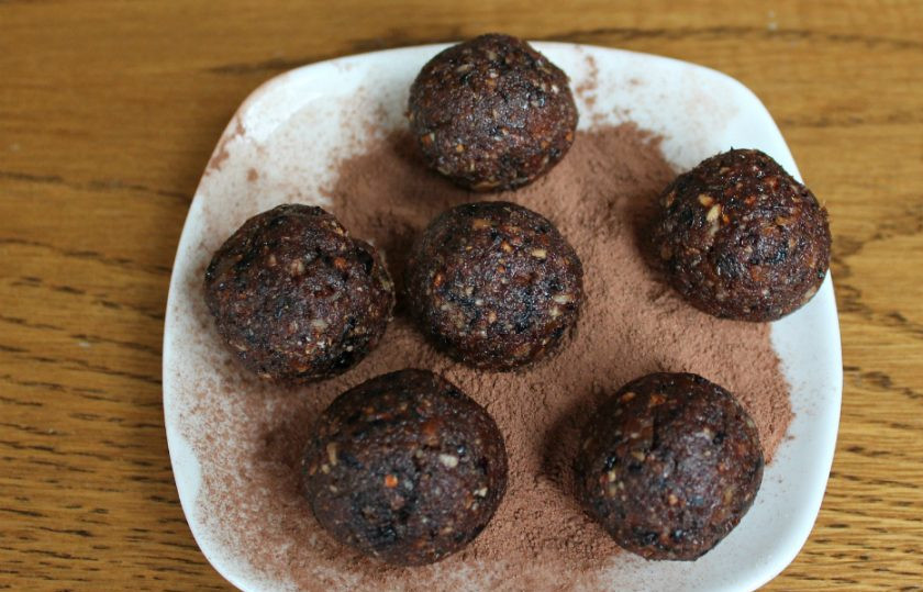 1. Этап. Полезные конфетки: Делаем круглые конфетки. Часть конфет обмакиваем в какао.