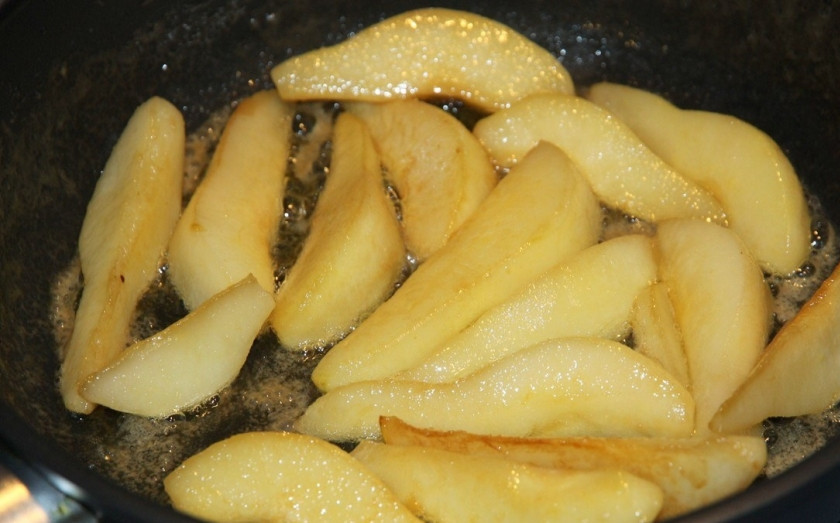 1. Этап. Грушевый пирог с франжипаном: Первым делом замесите тесто для коржа. Для этого смешайте муку, размягченное масло, сахар, добавьте корицу (на кончики ложки) и щепотку соли. Тесто замесите, соберите в ком и положите в холодильник, чтобы 