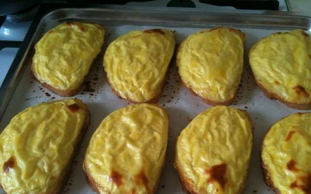 1. Этап. Ленивые ватрушки с творогом: Выпекайте ленивые ватрушки в духовом шкафу, разогретом до ста восьмидесяти градусов до тех пор, пока на них не появится румяная корочка. Подавайте ватрушки с горячим молоком или чаем.