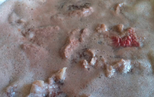 1. Этап. Фасолевый суп на мясном бульоне: Бульон варится на медленном огне, пену постоянно удаляем.