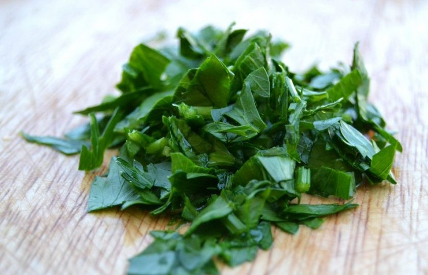 1. Этап. Салат из огурца и моркови: 5. Измельчите несколько веточек петрушки.