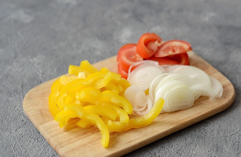 1. Этап. Салат с баклажанами по-армянски: Репчатый лук нарежьте полукольцами. Болгарский перец очистите от семян и нарежьте соломкой. Помидоры нарежьте ломтиками среднего размера.