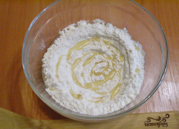1. Этап. Заварное тесто для вкусных вареников: Муку смешайте с солью и маслом.