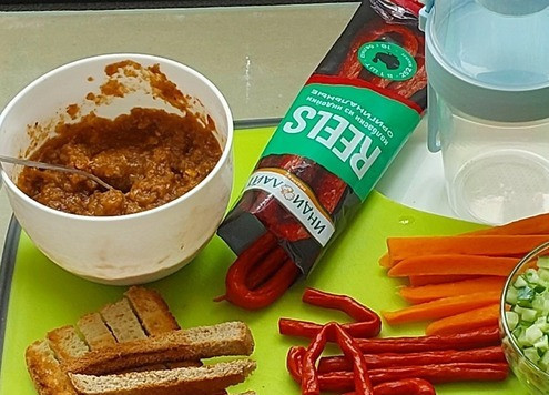 1. Этап. Перечный соус с колбасками Пикник интроверта: Огурец нарезала мелко так, чтобы можно было есть ложкой, не добавляла приправ и соли, так как необходимые специи есть в соусе и колбасках. Хлеб подсушила в тостере, для удобстава заранее нарезала на полоски, не дорезая ломоть до конца ( иначе в тостере не подсушить). Морковь нарезала палочками, колбаски на длинные кусочки. Упаковывать блюдо буду в стакан-ланч/бокс.