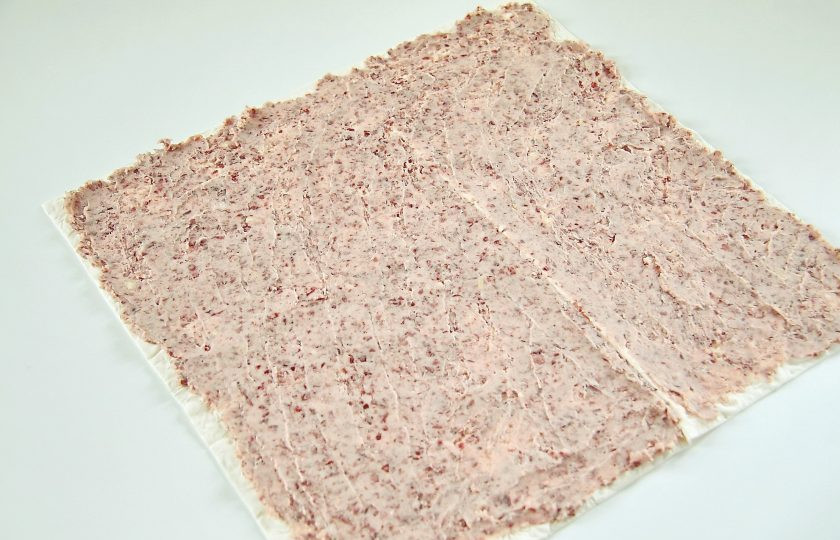 1. Этап. Лаваш с приправой из фасоли: Лаваш намажьте фасолью, распределяя начинку равномерно по всей поверхности.