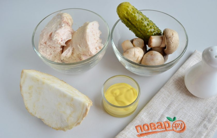 1. Этап. Английский салат: Подготовьте продукты для салата. Отварите цыпленка, я готовлю салат из филе, но можно использовать все мясо птицы. Майонез смешайте с горчицей. Сельдерей очистите от кожуры.