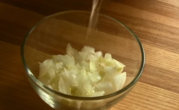 1. Этап. Селедочный тарендис: 2. Лук нарежьте мелко, затем залейте его кипятком. Через пару минут откиньте на дуршлаг.