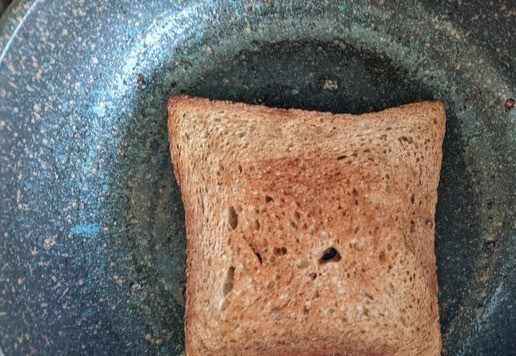 1. Этап. Корейский сэндвич с яичницей-болтуньей: Берём большой ломоть тостового хлеба, у меня - пшенично-ржаной. И обжариваем его на сливочном масле до подрумянивания.