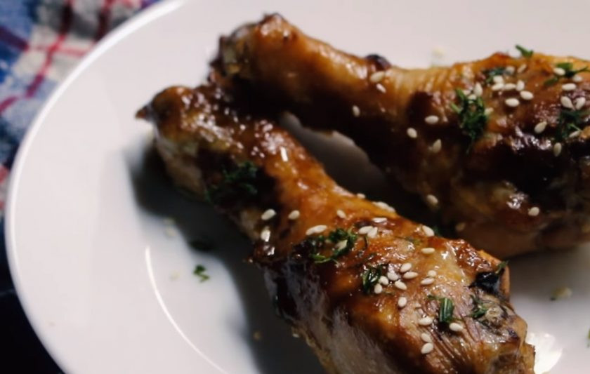 1. Этап. ПП курица (три рецепта): 6. Отправьте в разогретую до 200 градусов духовку до золотистого цвета. Посыпьте готовое блюдо кунжутом.