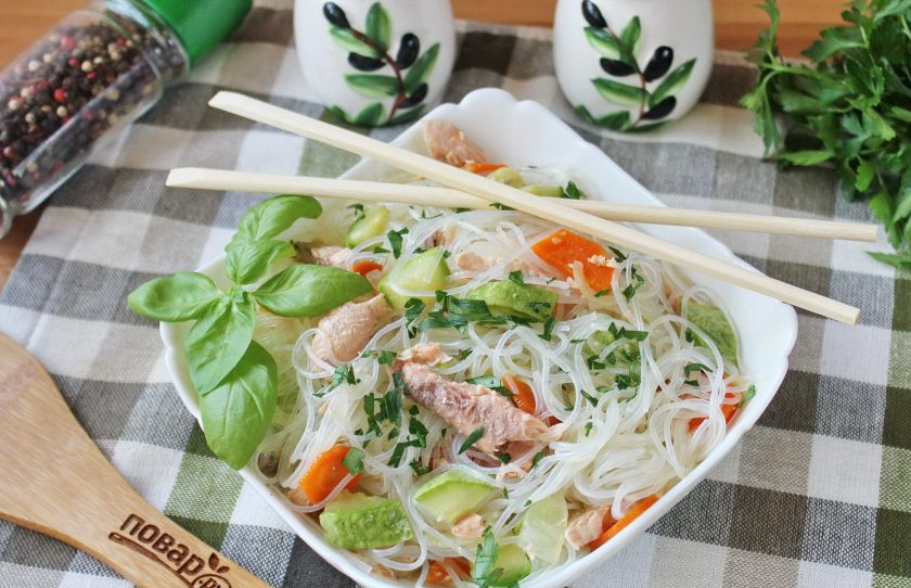 1. Этап. Фунчоза с красной рыбой: Фунчоза с красной рыбой и овощами готова. Подавайте на обед или ужин в теплом виде.