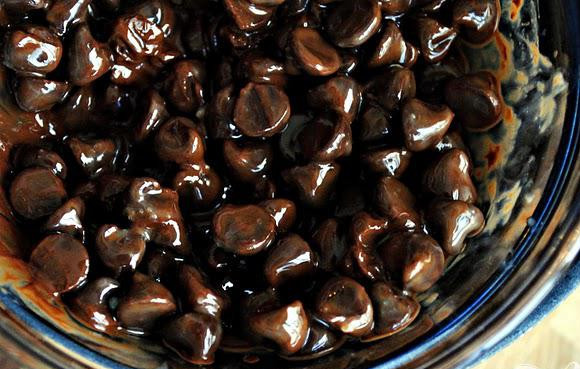 1. Этап. Шоколадное печенье с орехами: 4. Как только печенье остынет, растопить половину стакана шоколадных чипсов с чайной ложкой кокосового масла до получения однородной массы.