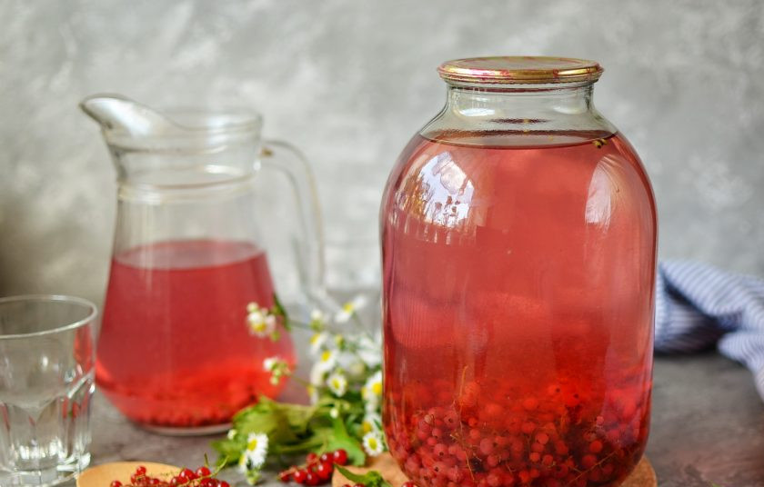 1. Этап. Компот из красной смородины на зиму: После охлаждения переверните банку и уберите в кладовку на зиму.