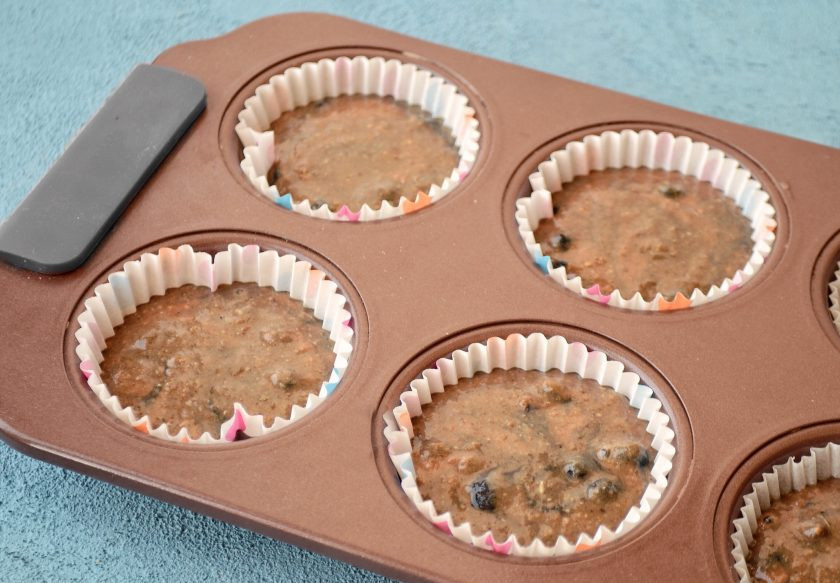 1. Этап. Кексы из цельнозерновой муки: Ложкой разложите тесто в форму для кексов, каждую формочку заполните на 3/4.