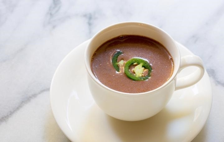 1. Этап. Горячий шоколад с острым перчиком: 4. Готовый горячий шоколад разливаю по чашкам и подаю с кусочками перца, приятного аппетита!