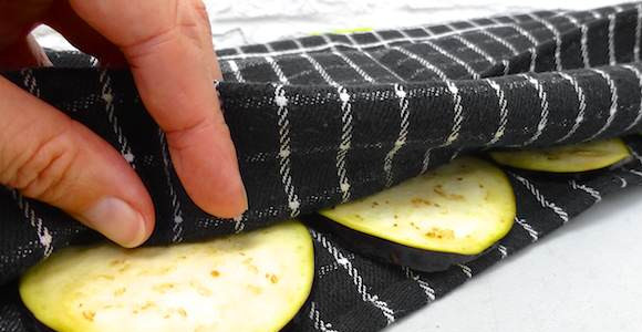 1. Этап. Баклажаны, жаренные в панировке: 2. После промыть снова баклажаны под проточной водой, чтобы убрать соль и горечь. Обсушить полотенцем или бумажной салфеткой.