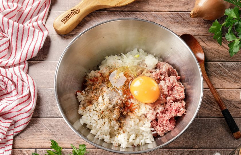 1. Этап. Кололик: Пока варится бульон можно подготовить фарш для фрикаделек. Рис промойте и отварите в подсоленной воде почти до готовности. Переложите рис в глубокую миску, добавьте фарш, тёртый на тёрке или измельчённый на мясорубке лук, яйцо, соль и специи по вкусу. Тщательно перемешайте и уберите пока в холодильник.