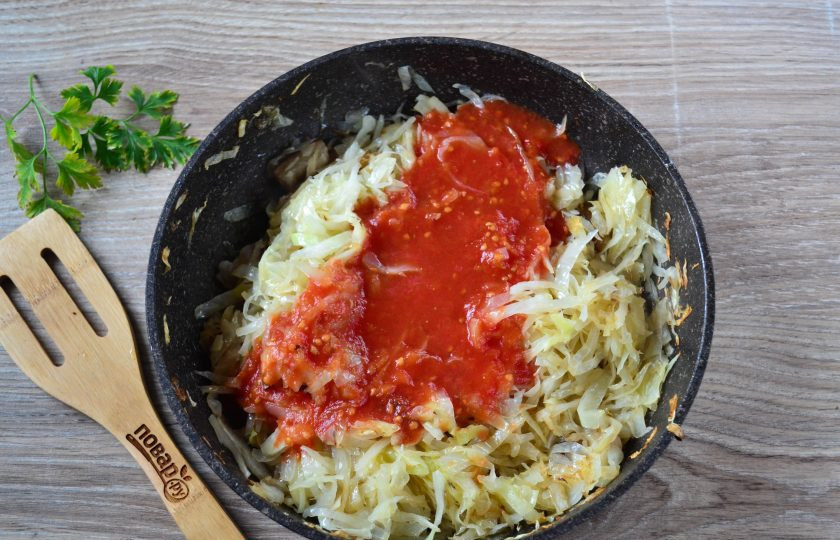 1. Этап. Тушеная капуста с салом: Когда капуста станет мягкой, влейте в сковороду томатный сок, перемешайте. Добавьте соль, перец, паприку, тушите под крышкой 10-12 минут, затем снимите крышку и тушите до готовности капусты.