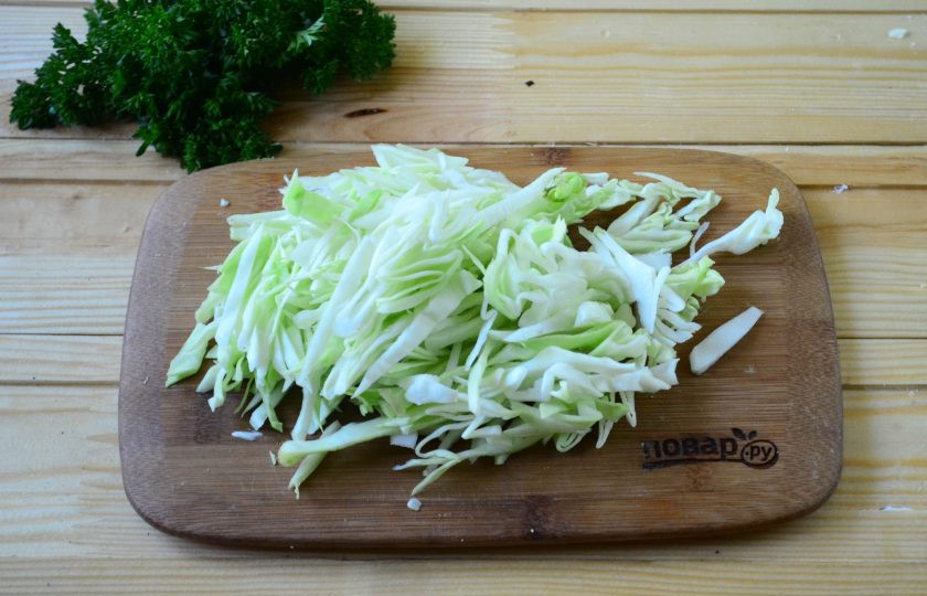 1. Этап. Салат из крапивы с яйцом и огурцом: Капусту мелко нашинкуйте.