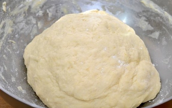 1. Этап. Сдобные пирожки с творогом: Теперь нам необходимо замесить мягкое и эластичное, воздушное тесто, которое не должно прилипать к рукам. Если оно все же прилипает, то нужно добавить еще немного муки.