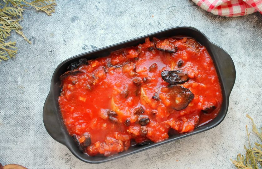 1. Этап. Язык по-кавказски: Залейте говяжий язык горячим соусом, немного потрясите, чтобы соус прошел вниз и полностью его покрыл.