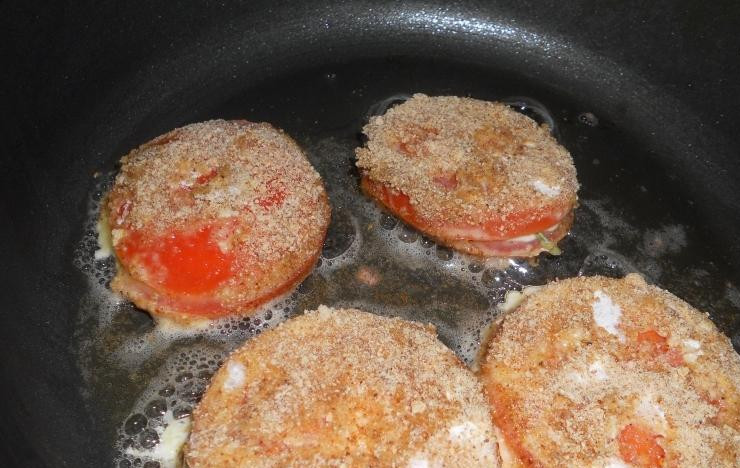 1. Этап. Помидоры жареные: Аккуратненько обваливаем каждый кусочек в муке, панировочных сухарях и яйце. Затем обжариваем в разогретом растительном масле до образования уверенной корочки. Готово!