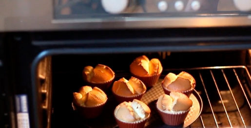 1. Этап. Маффины с Маскарпоне: 6. Выпекайте маффины в предварительно разогретой до 180 градусов духовке около часа (время выпекания может меняться в зависимости от размера форм).