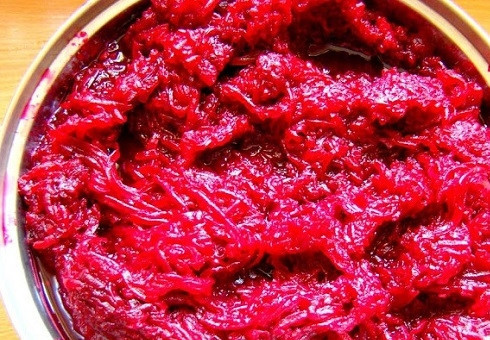 1. Этап. Салат на зиму из свеклы: Затем свеклу натираем на крупной терке.