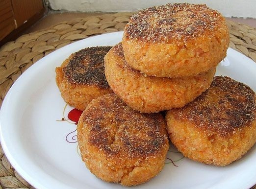 1. Этап. Котлеты из моркови: Излишки жира с котлет можно удалить при помощи бумажной салфетки. Готовые котлетки отлично сочетаются с любым гарниром. Приятного аппетита!