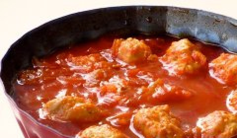 1. Этап. Колобки из фарша: Тефтели потушить на слабом огне до мягкости огурцов. Блюдо подавайте с картофельным пюре или отварными макаронными изделиями.