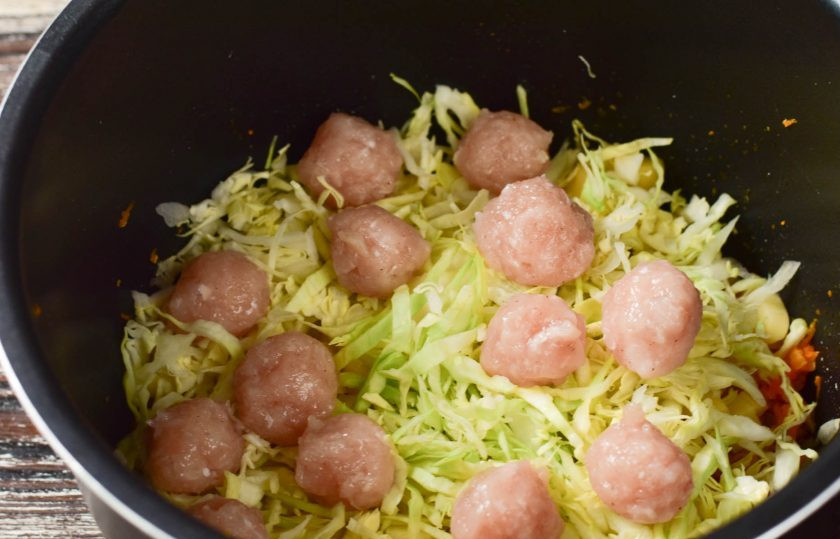 1. Этап. Щи с фрикадельками в мультиварке: В куриный фарш добавьте соль, перемешайте его и сформируйте фрикадельки. Выложите их на капусту.