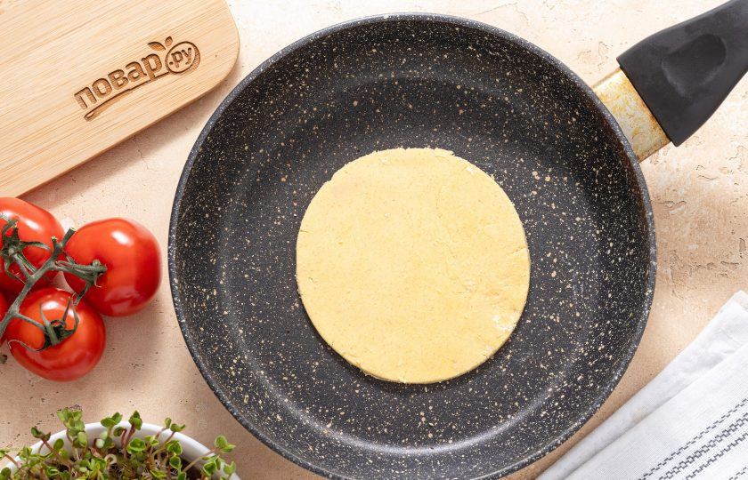 1. Этап. Гордитас с фасолью: Разогрейте сковороду на среднем огне и выложите лепешку.