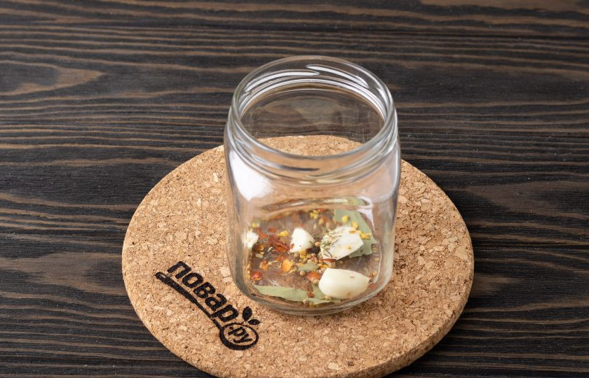 1. Этап. Свекла по-грузински на зиму: В чистую стерилизованную банку добавьте все специи, чеснок и лавровый лист.