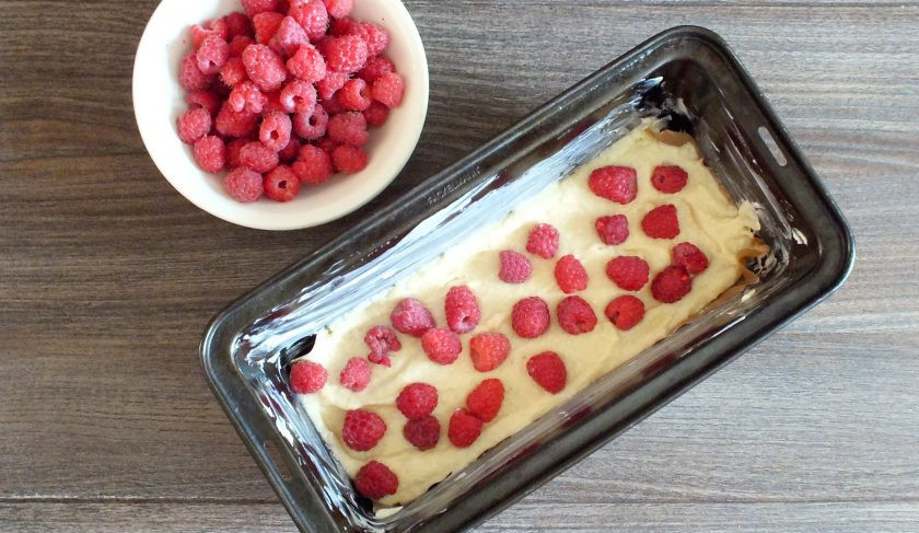 1. Этап. Творожный кекс с малиной: На тесто выложите половину количества малины.