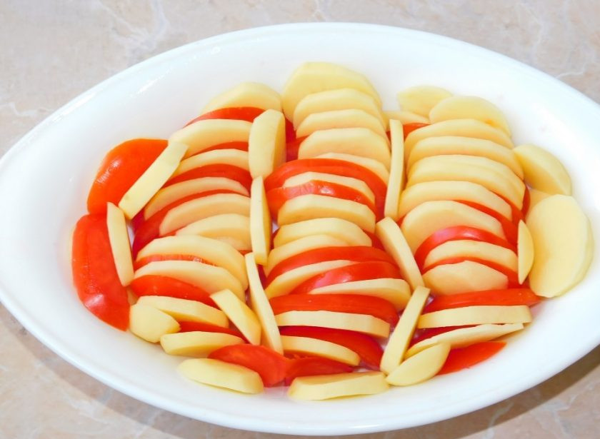 1. Этап. Запеканка из картофеля с помидорами: Выложите их чередуя в смазанную форму для запекания.