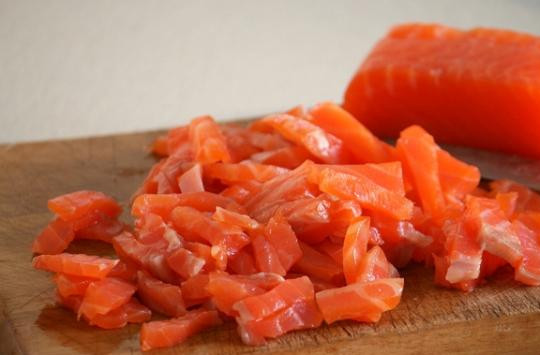 1. Этап. Рулет с семгой и зеленью: Ставим противень в духовку и выпекаем 15 минут при 180 градусах. Тем временем семгу нарезаем небольшими кусочками.