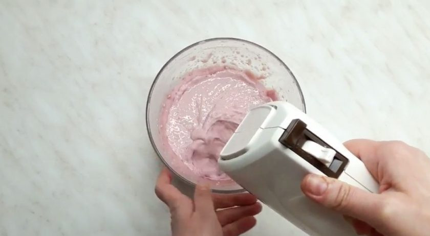 1. Этап. Клубнично-ванильное мороженое: 4. Достаньте мороженое из морозилки и перебейте миксером, затем снова отправьте в морозилку и через час повторно взбейте миксером. Повторите процедуру еще раз и вылейте в форму.