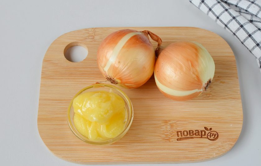 1. Этап. Репчатый лук от кашля: Подготовьте лук среднего размера, натуральный мед. Если мед засахарился, не страшно, греть его не нужно, он все равно растает в процессе.