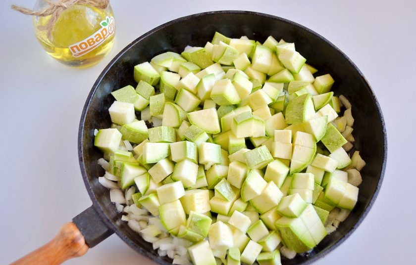 1. Этап. Кабачковый крамбл: 2. Порежьте мелко лук, обжарьте пару минут на растительном масле. Молоденькие кабачки порежьте кубиками, если кожура жесткая, то очистите ее. Добавьте к луку, жарьте 10 минут, посолите.
