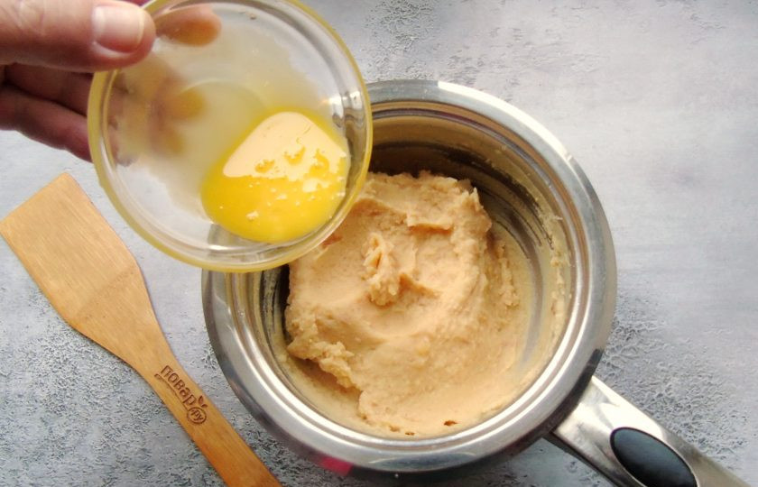 1. Этап. Гороховая каша по-английски: Желток взболтайте и влейте в кашу.