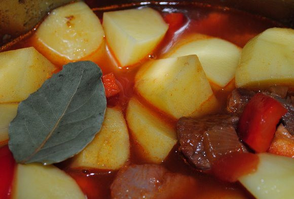 1. Этап. Венгерский гуляш из говядины: К тушеному мясу добавьте порезанные овощи, лавровый лист и немного воды (смотрите на глаз, чтобы соус был не сильно густой но и не очень жидкий). Тушите под крышкой 40 минут. Готовое блюдо разложите по тарелкам.