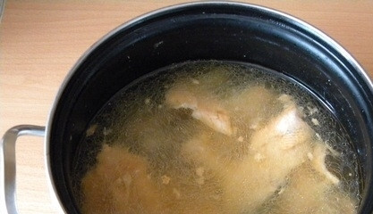 1. Этап. Уха с яйцом: 6. Когда картофель будет уже почти готов, добавляем в кастрюлю измельченный лук и лавровый лист. Не забываем посолить и поперчить по вкусу. Затем добавляем в суп взбитые яйца и доводим до кипения.