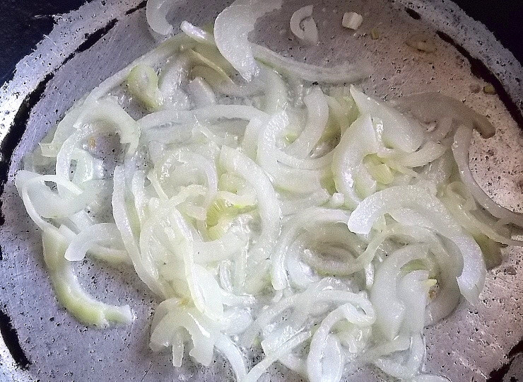 1. Этап. Муравьиная горка: Порежьте лук и поджарьте на половине масла 5 минут до прозрачности. Переложите в чашу.